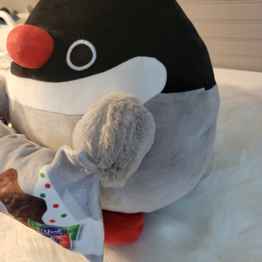 Zuru Snackles Dennis Penguin Plush Toy - Black, Gray, and Red - Picture 5 of 10